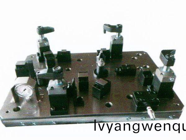 齒輪室罩蓋液(ye)壓裌具